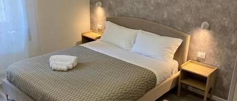 Camera Deluxe con letto matrimoniale o 2 letti singoli | Una scrivania, tende oscuranti, insonorizzazione, ferro/asse da stiro