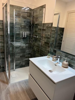 Deluxe Double or Twin Room | Bathroom | Shower, rainfall showerhead, hair dryer, bidet - Tiburtina Urban Rooms (Rome)