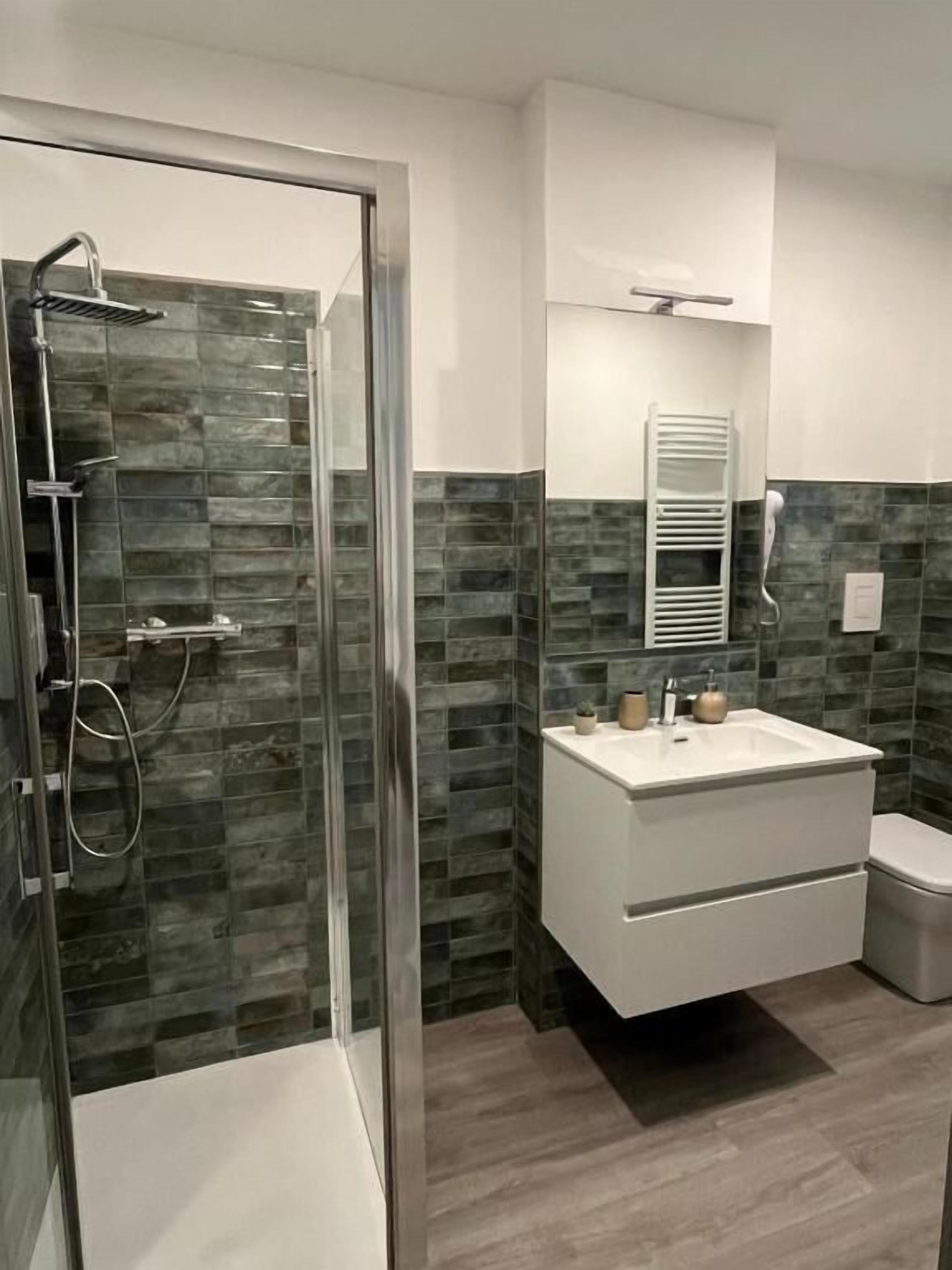 Camera Deluxe con letto matrimoniale o 2 letti singoli | Bagno | Doccia, soffione a pioggia, asciugacapelli, bidet