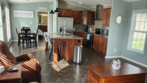 Smart TV, ping pong - Charming 3 bed-home near Surfside -plenty of onsite amenities (Freeport)