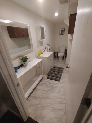 Haartrockner, Handtücher, Seife, Shampoo