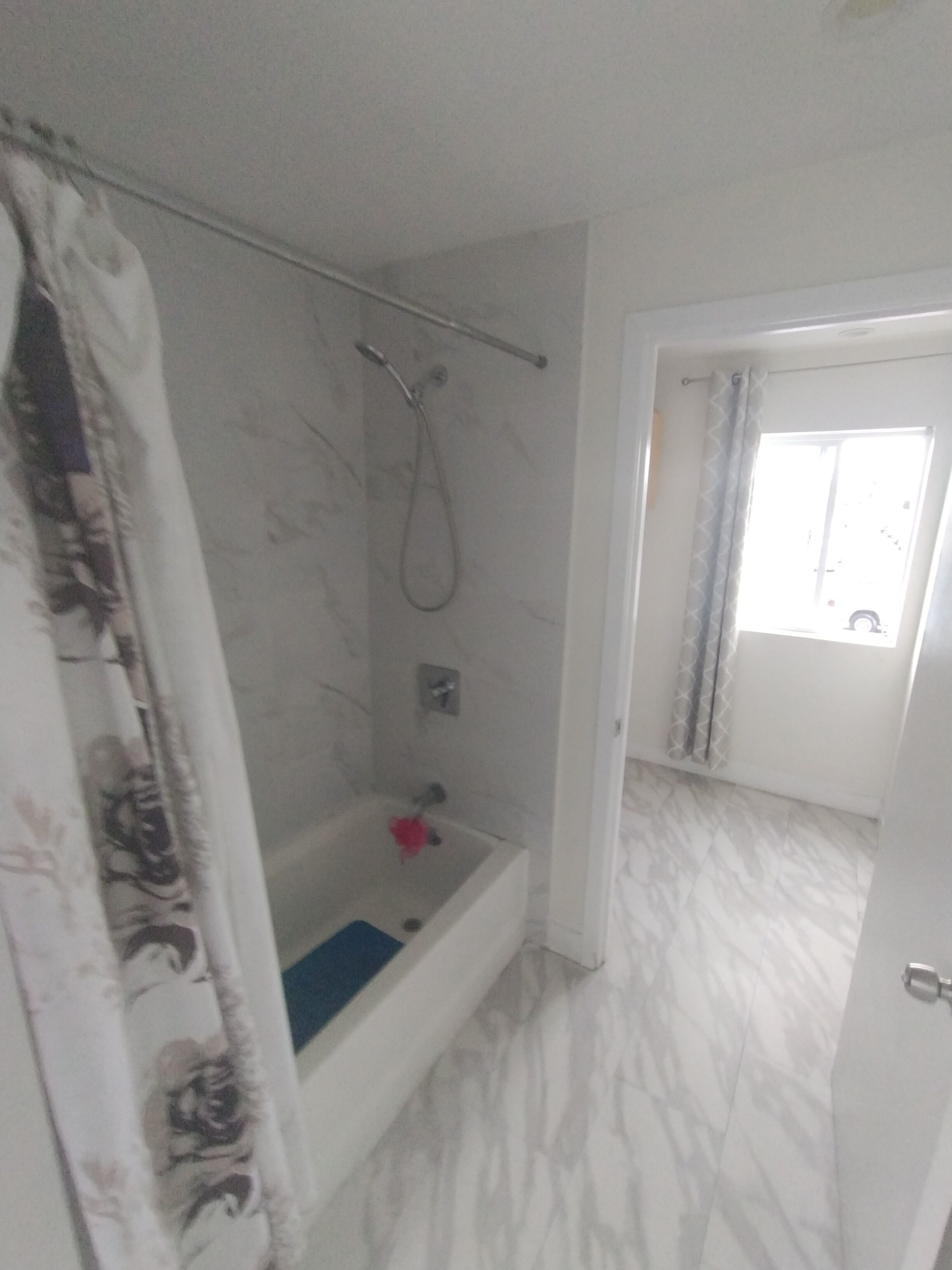 Secadora de cabello, toallas, jabón, shampoo 