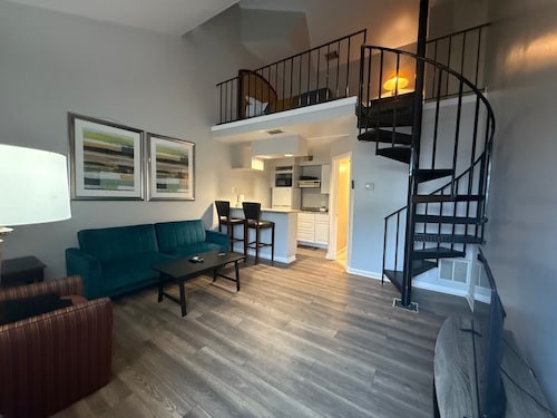 Charming Loft In Winchester Va, Furnished and all Inclusive