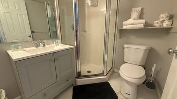 Douche, serviettes fournies, savon, papier de toilette