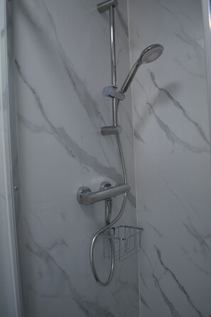 Douche, serviettes fournies, savon, papier toilette