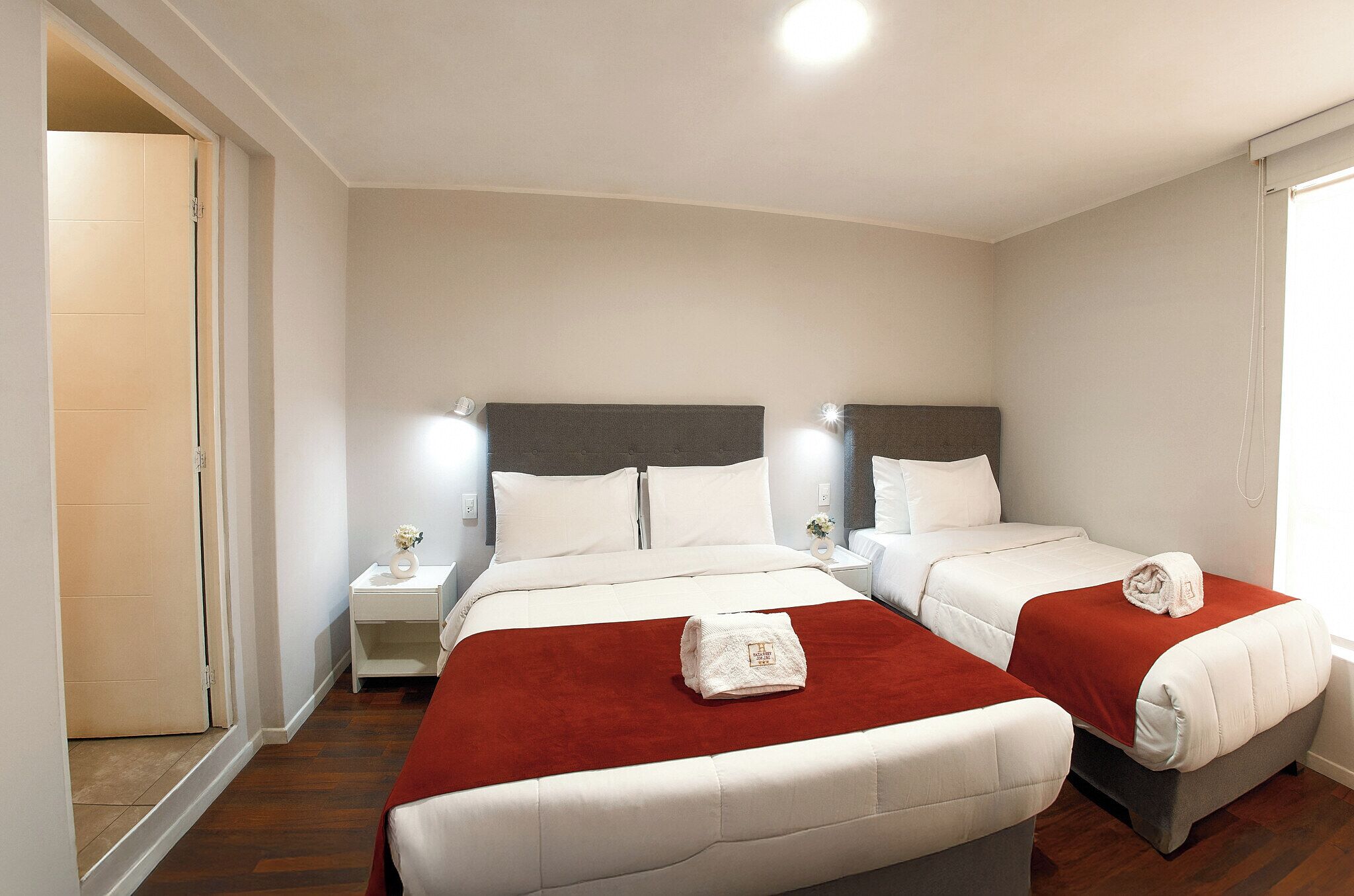 Escritorio, espacio para trabajar con laptop y wifi gratis 