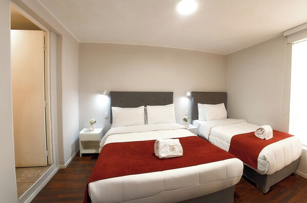 Escritorio, espacio para trabajar con laptop y wifi gratis 