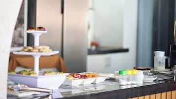 Dagelijks continentaal ontbijt (PEN 10 per persoon)