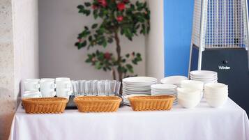 Daily continental breakfast (PEN 10 per person)