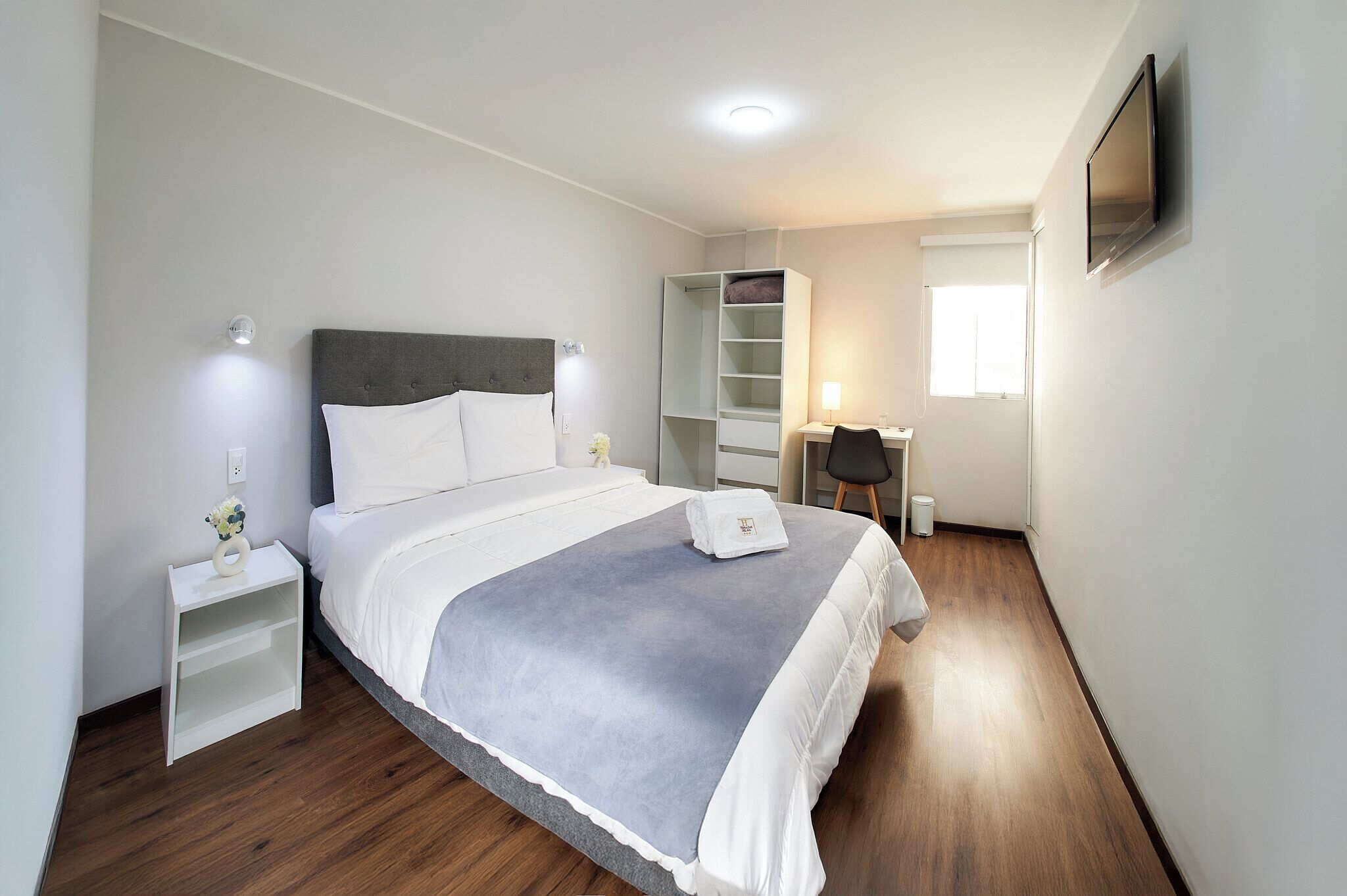 Escritorio, espacio para trabajar con laptop y wifi gratis 