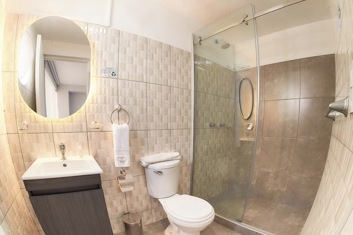 Basic Room | Bathroom