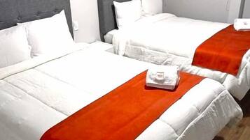 Classic Twin Room | Desk, laptop workspace, free WiFi