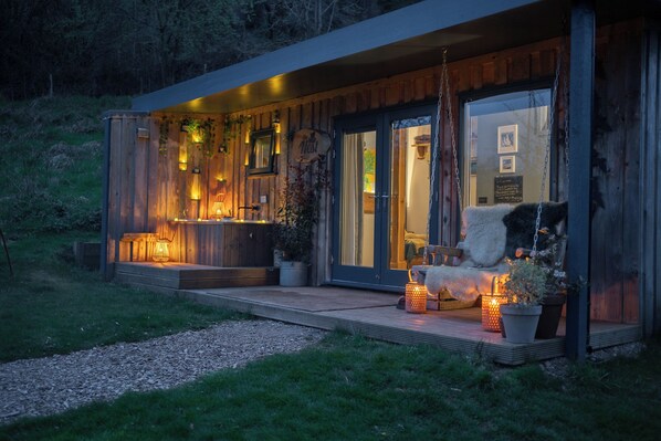 Terrace/patio - Luxury, Dog Friendly Spa Cabin (Mitcheldean)