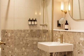 Shower, hair dryer, towels, shampoo