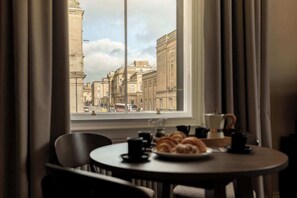Dining - 2-Bedroom Old Town View Apartment at Moment George IV Bridge (Edinburgh)
