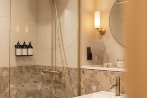 Shower, hair dryer, towels