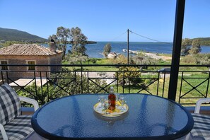 Outdoor dining - Nikolas house beside the sea next to Lefkada (Agios Nikolaos)