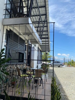 تناول الطعام بالخارج