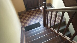 Eine Holztreppe mit Schachbrettmuster, die zu einer Tür führt.
