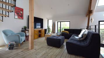 Televisie, een open haard en een dvd-speler