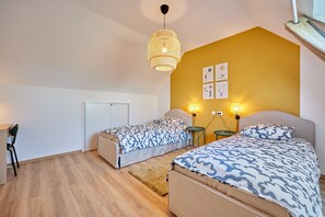 A bedroom with two beds, a desk, and a chair. - Les Embruns du Clos - A 1 km des rives de la Seine (Berville-sur-Mer)