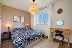 3 bedrooms, iron/ironing board, free WiFi, bed sheets