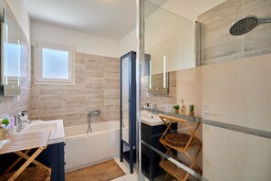 Articles de toilette (gratuits), séchoir à cheveux, serviettes fournies