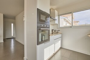 Jääkaappi, mikroaaltouuni, uuni, kahvin-/teenkeitin