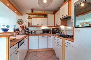 Een koelkast, een microgolfoven, een oven, een vaatwasser