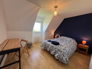 5 bedrooms, iron/ironing board, free WiFi, bed sheets