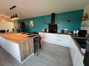 Kühlschrank, Mikrowelle, Ofen, Geschirrspüler
