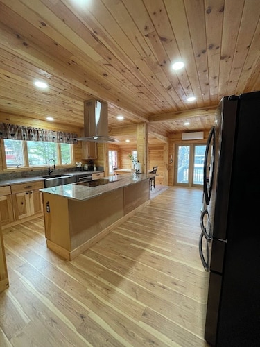 Parquet House - A charming 8 Bedroom waterfront property ~ in the heart of Inlet