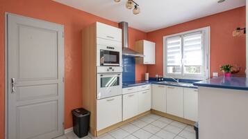 Een koelkast, een microgolfoven, een oven, een vaatwasser