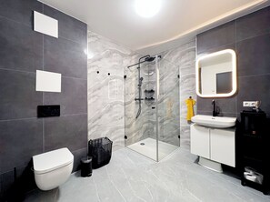Dusche, Haartrockner, Handtücher, Seife