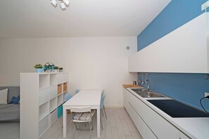 Kylskåp, mikrovågsugn, ugn och spishäll