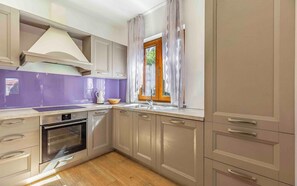 Kjøleskap, mikrobølgeovn, ovn og oppvaskmaskin