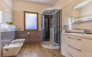 Shower, towels - Villa Nasti-AP1 with pool and terrace - Istriensonne 0774 (Banjole)
