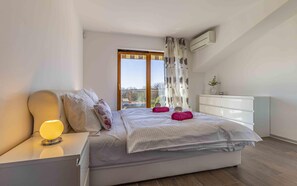 3 bedrooms, iron/ironing board, free WiFi, bed sheets