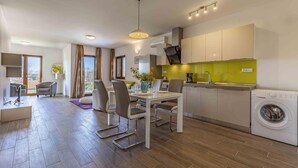 Un apartamento moderno con comedor, cocina y balcón con vistas.