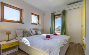 2 chambres, fer et planche à repasser, Wi-Fi gratuit, draps fournis