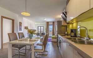 Fridge, oven, dishwasher, coffee/tea maker