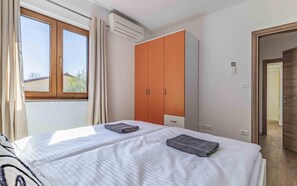2 bedrooms, iron/ironing board, free WiFi, bed sheets