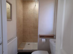 Maison | Salle de bain | Douche, baignoire profonde, séchoir à cheveux, serviettes fournies