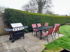 House | Outdoor dining - House-sleeps 5-parking-bbq-garden-patio (Chesterfield)