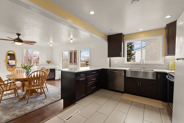 Fridge, microwave, oven, stovetop - New listing! Charming 3 bedroom home near downtown Kalispell (Kalispell)