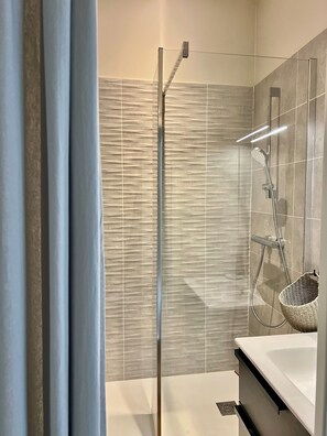 SĂšche-cheveux, serviettes fournies, papier toilette