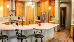 Private kitchen - 3 Amigos-golf, canyon, RV garage (Williams)
