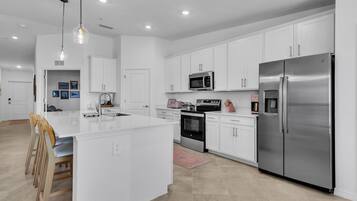 Micro-ondes, four, plaque de cuisson, lave-vaisselle