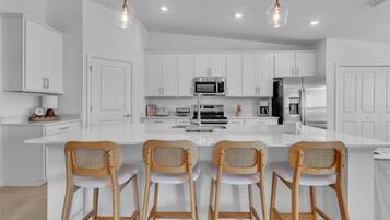 Four à micro-ondes, un four, surface de cuisson, lave-vaisselle