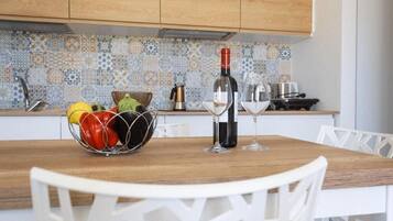 Apartamento clásico, vistas al jardín | Zona de estar | Una televisión de pantalla plana